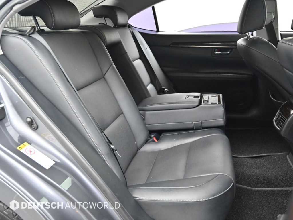 Lexus ES — photo 12