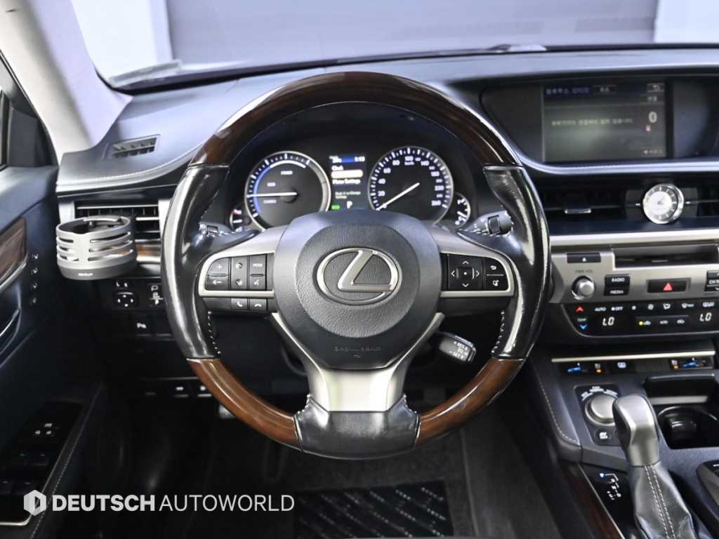 Lexus ES — photo 13