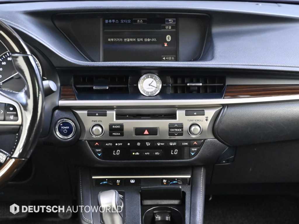 Lexus ES — photo 14