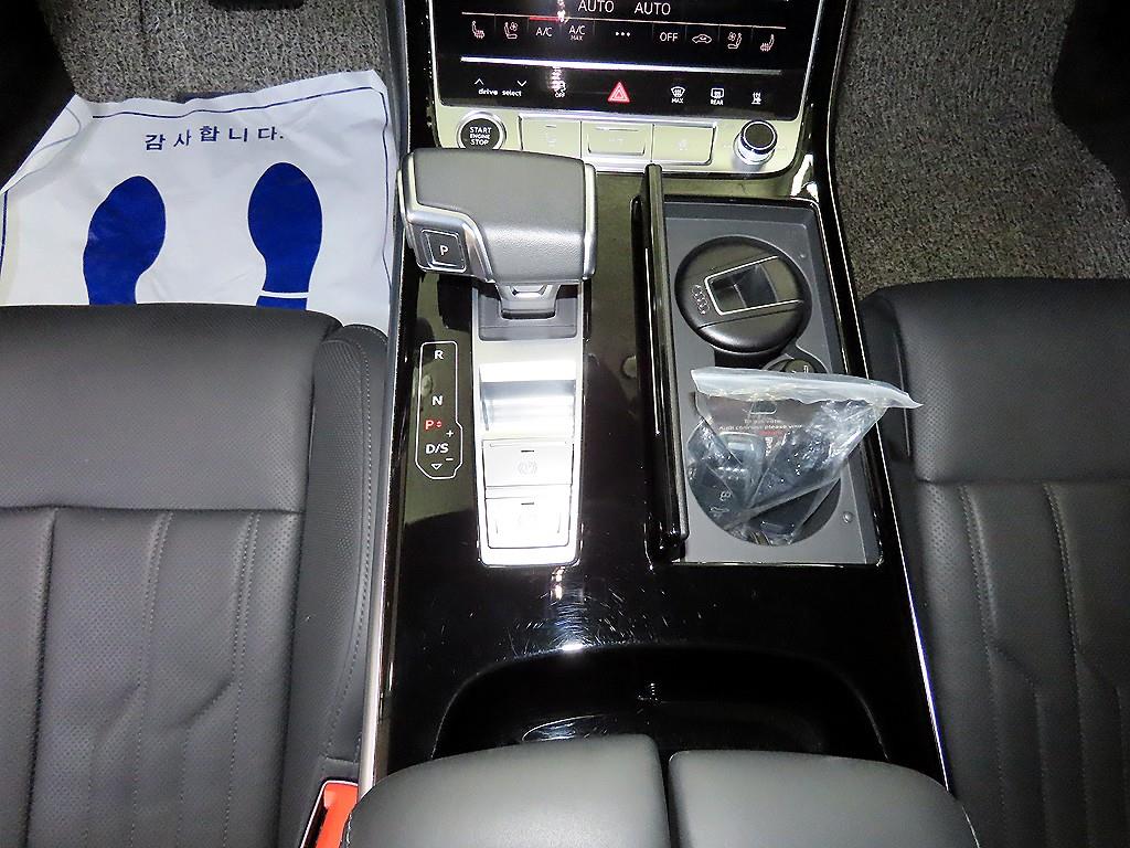 Audi A8 — photo 12