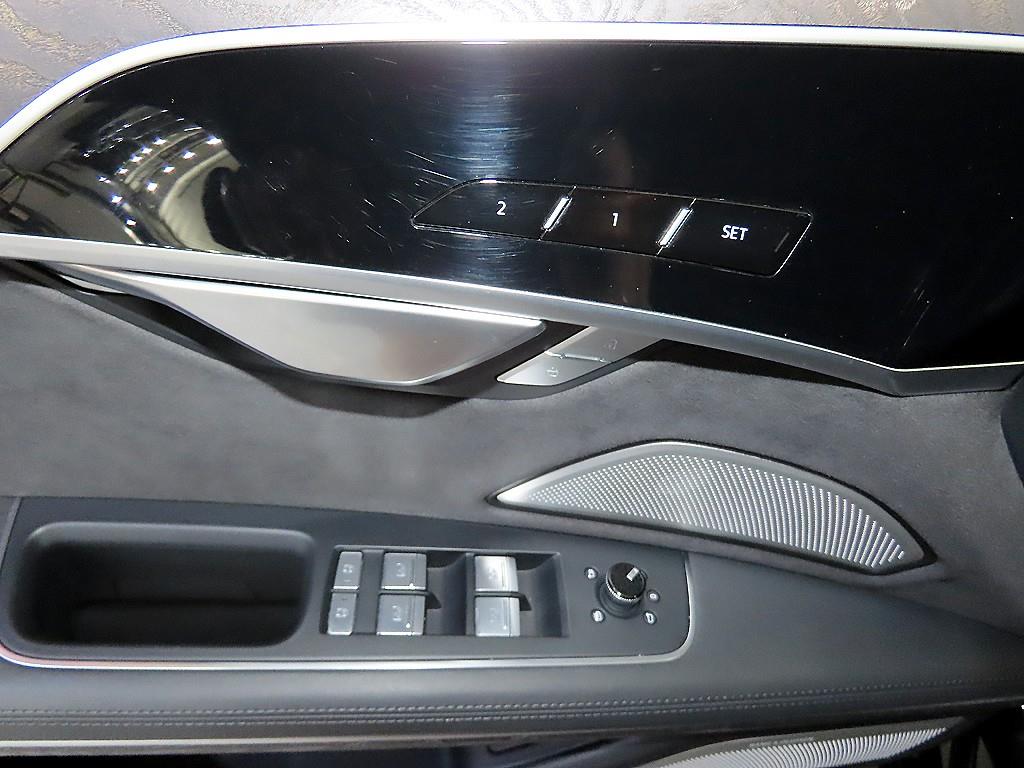 Audi A8 — photo 13