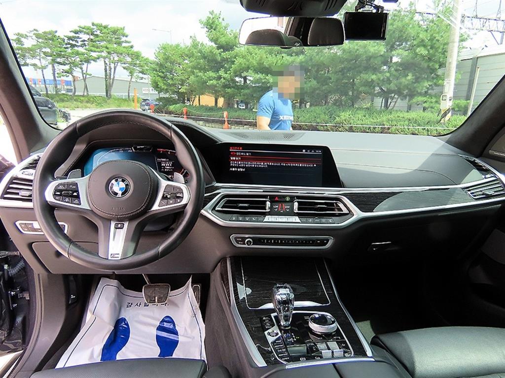 BMW X7 — photo 07