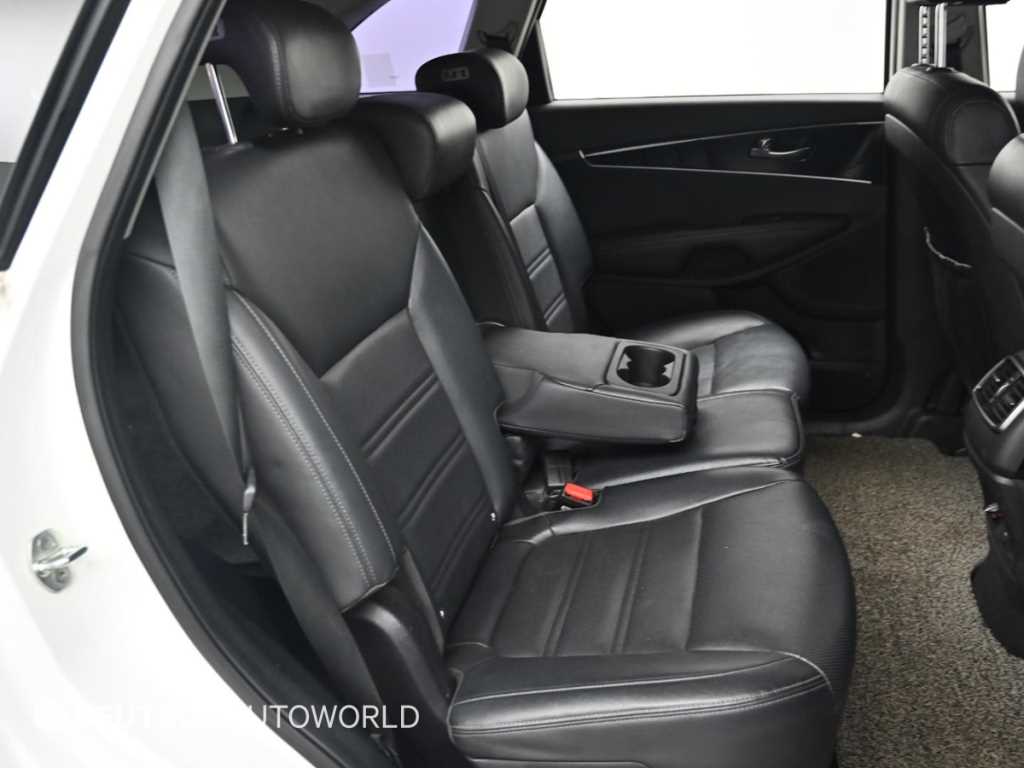 Kia Sorento — photo 12