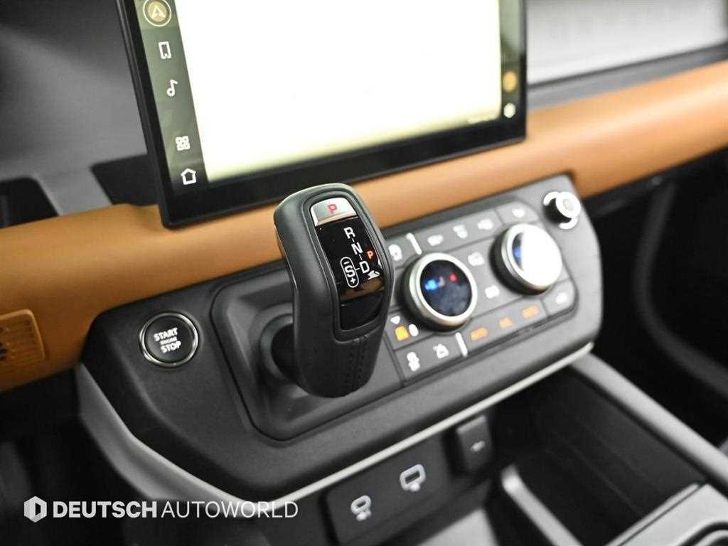 Land Rover Defender — photo 09
