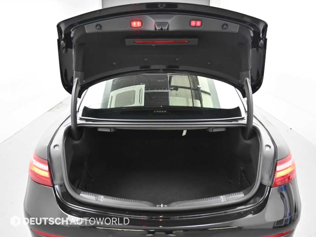 Mercedes-Benz E-Class — photo 19