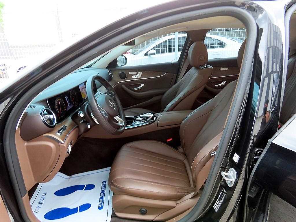 Mercedes-Benz E-Class — photo 05
