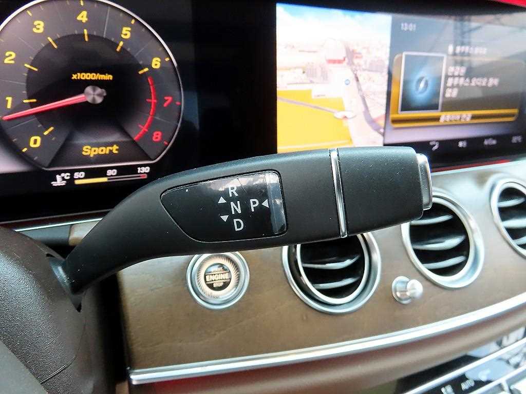 Mercedes-Benz E-Class — photo 11