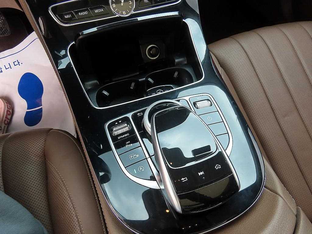 Mercedes-Benz E-Class — photo 12