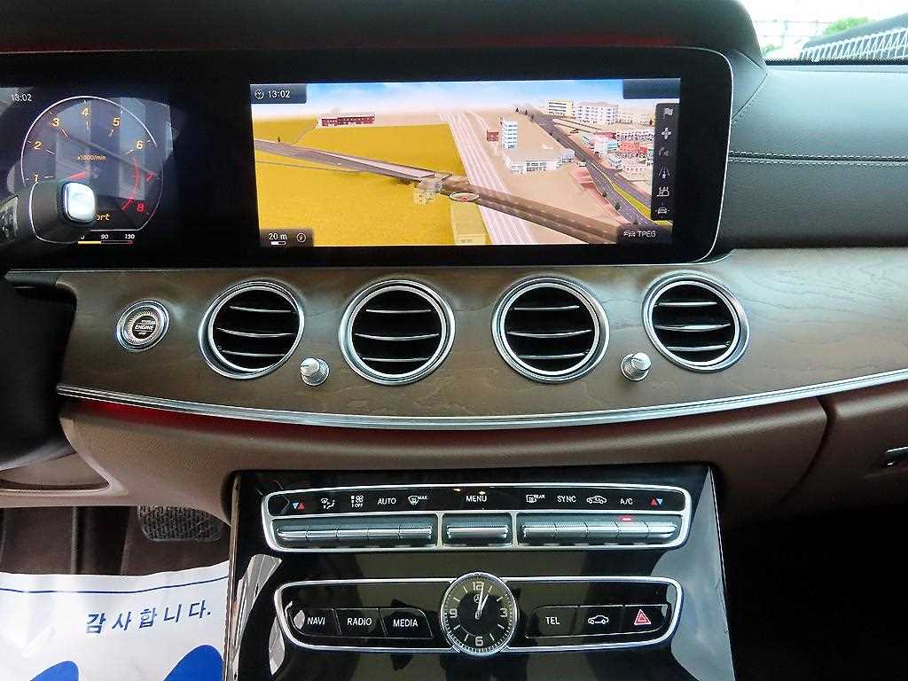 Mercedes-Benz E-Class — photo 13