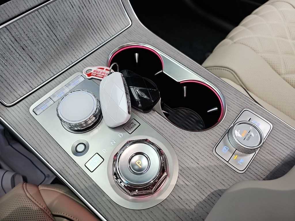 Genesis GV80 — photo 08