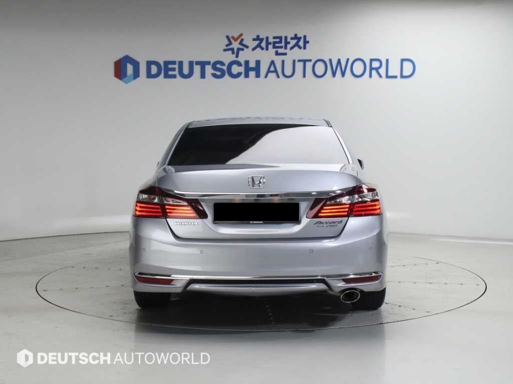 Honda Accord — photo 04