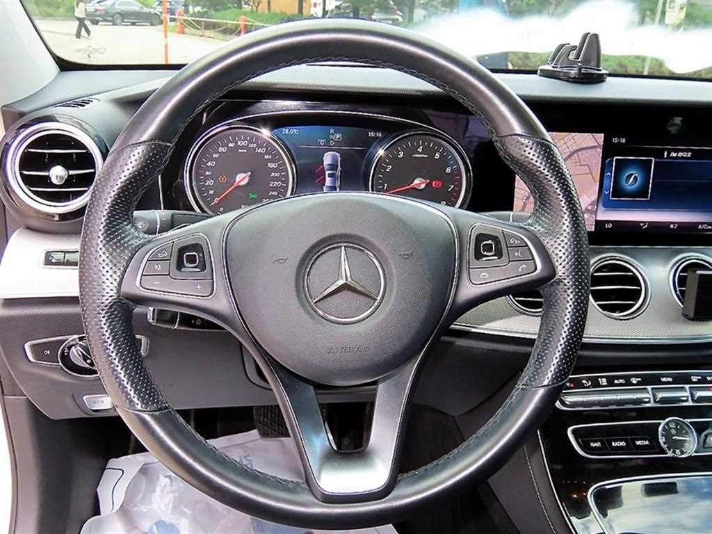 Mercedes-Benz E-Class — photo 08