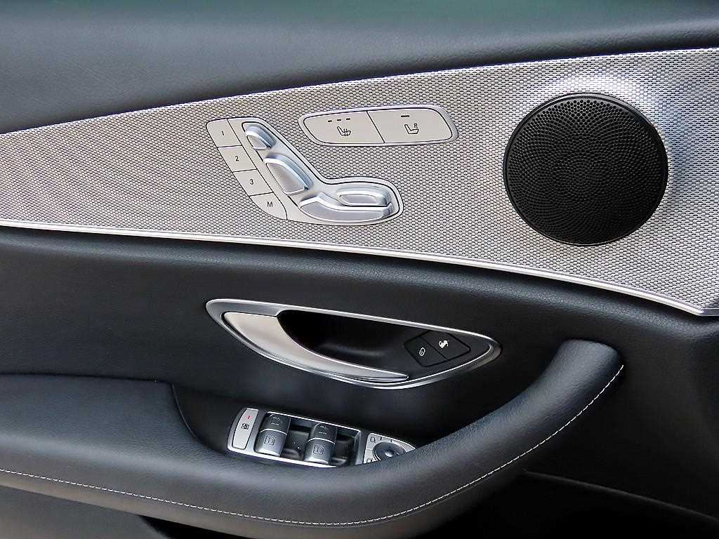 Mercedes-Benz E-Class — photo 12