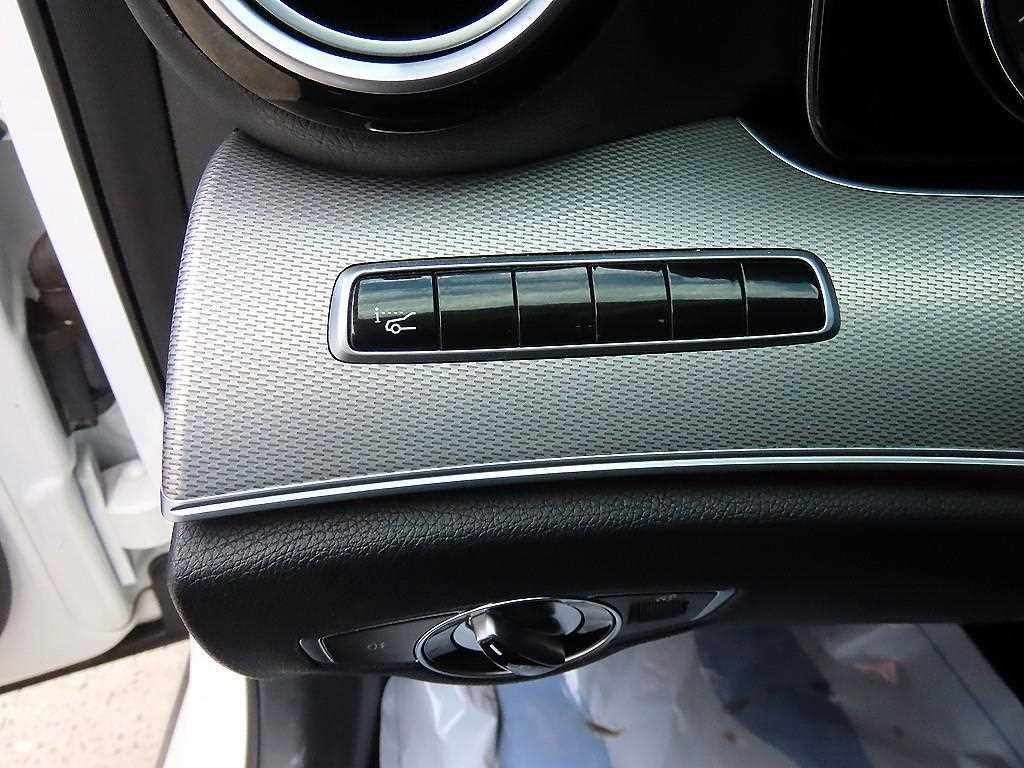 Mercedes-Benz E-Class — photo 13