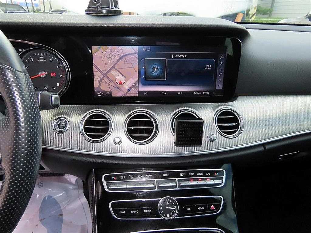 Mercedes-Benz E-Class — photo 15