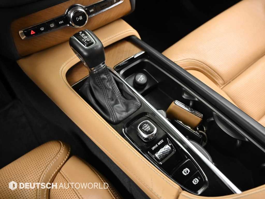 Volvo XC90 — photo 18