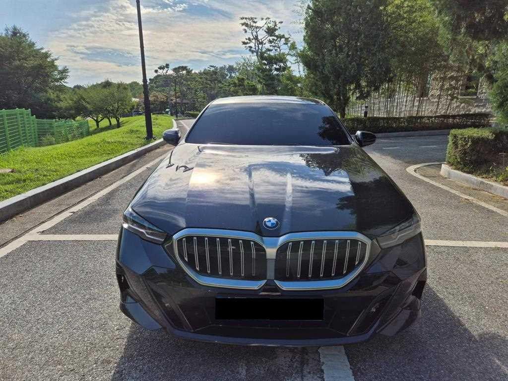 BMW 5-Series — photo 01