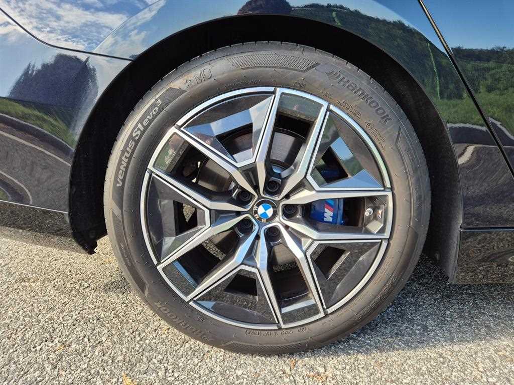 BMW 5-Series — photo 13