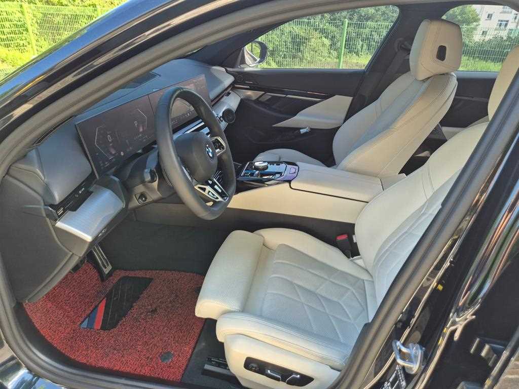 BMW 5-Series — photo 16