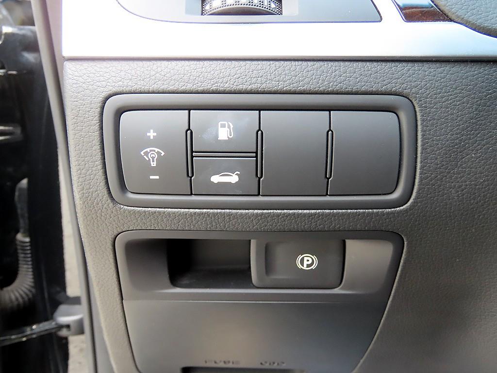 Hyundai Genesis — photo 12