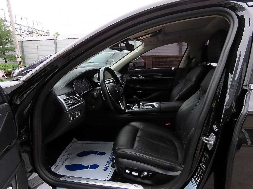 BMW 7-Series — photo 05