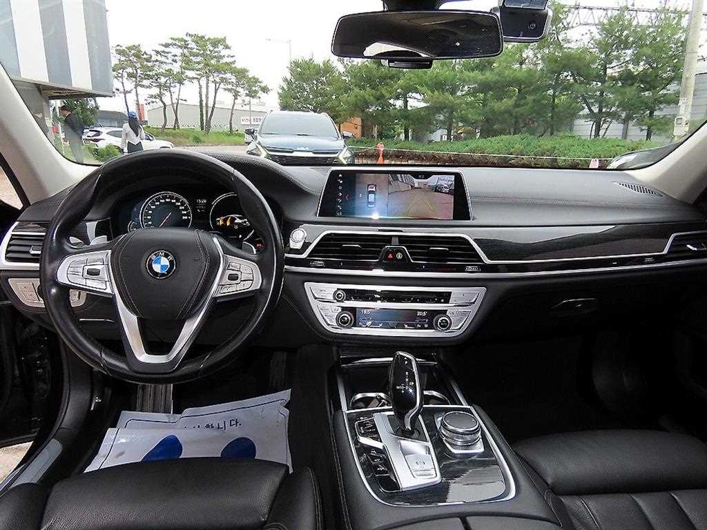 BMW 7-Series — photo 07