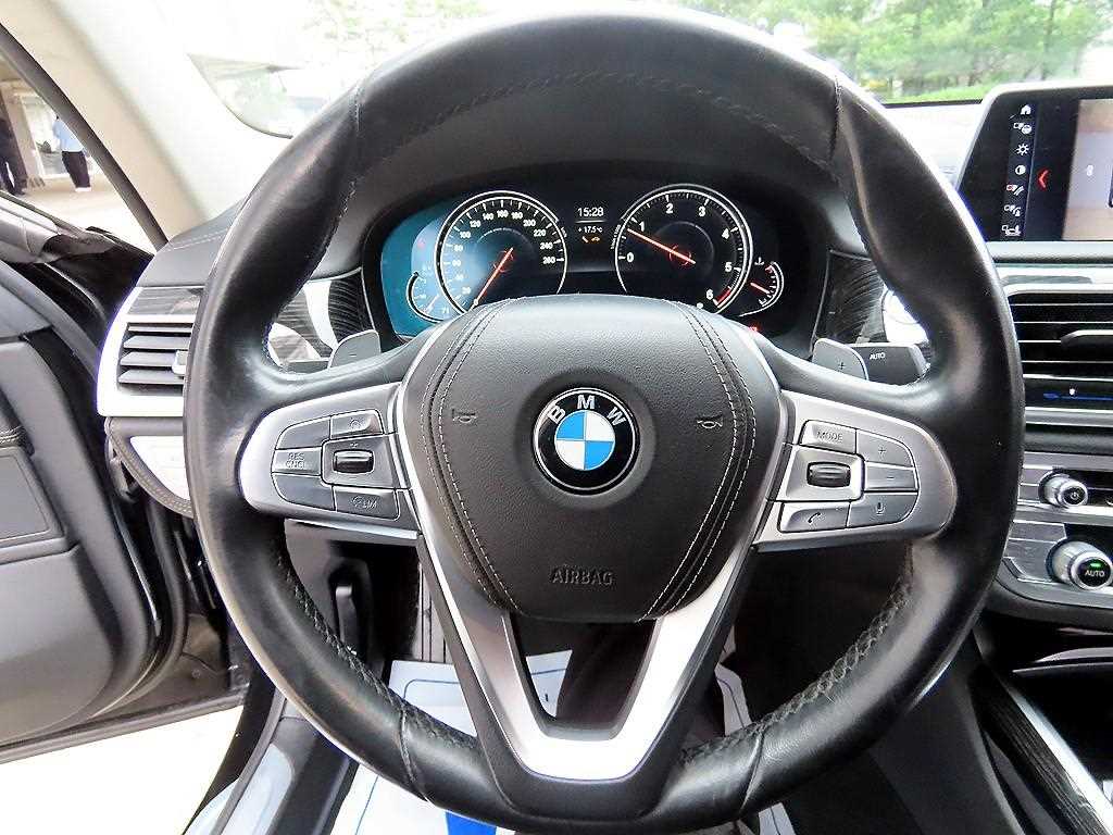 BMW 7-Series — photo 08