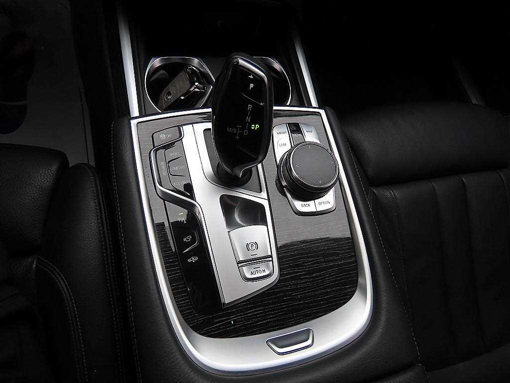 BMW 7-Series — photo 10