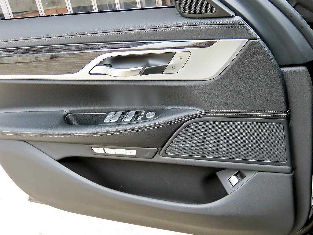 BMW 7-Series — photo 11
