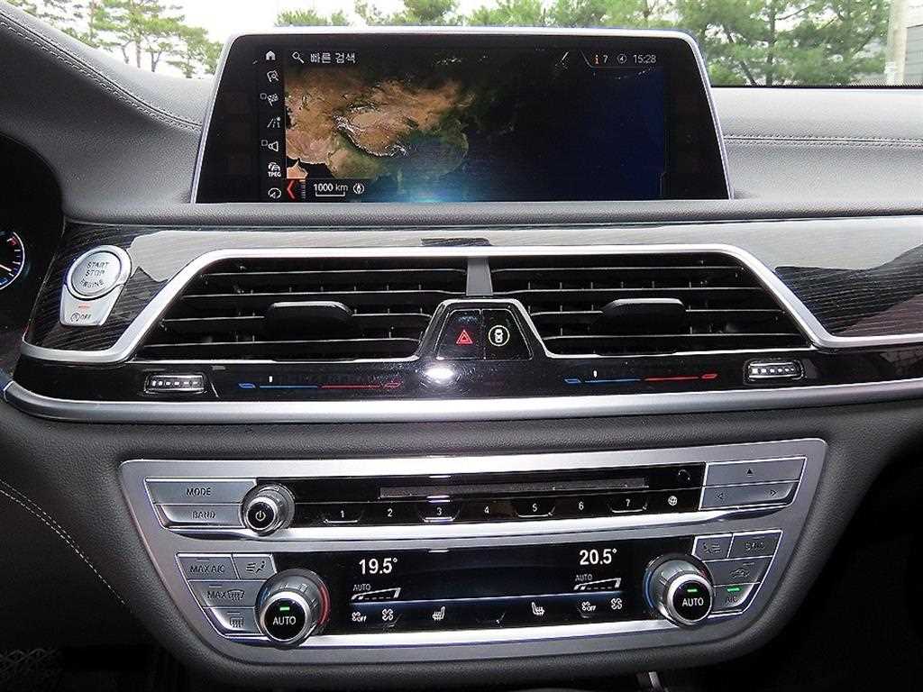 BMW 7-Series — photo 12