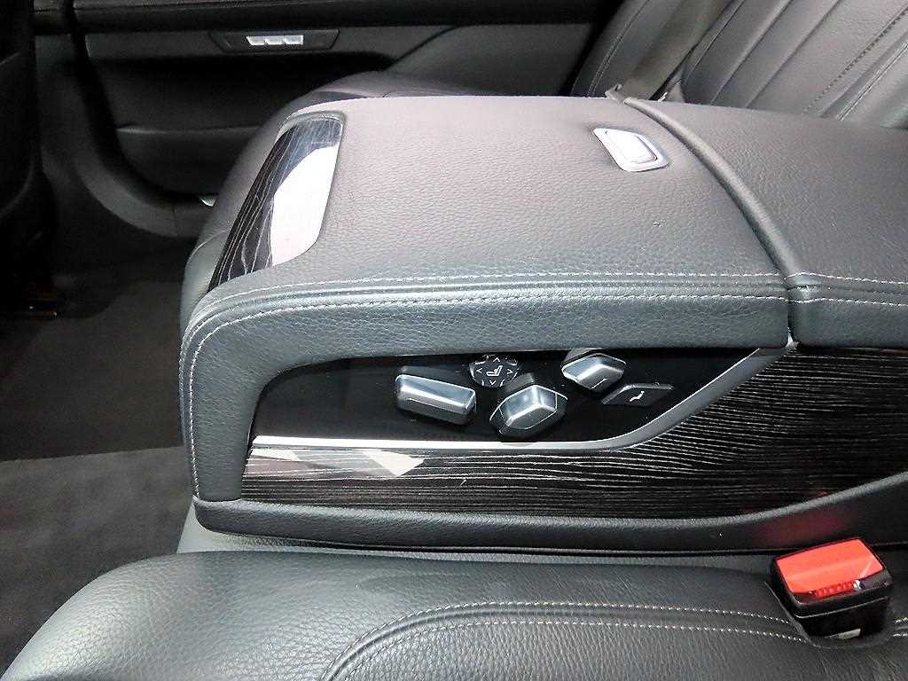 BMW 7-Series — photo 15