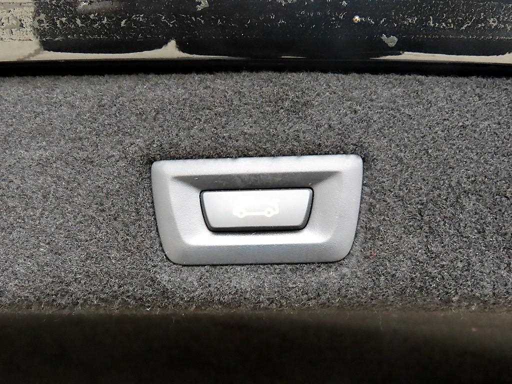 BMW 7-Series — photo 16