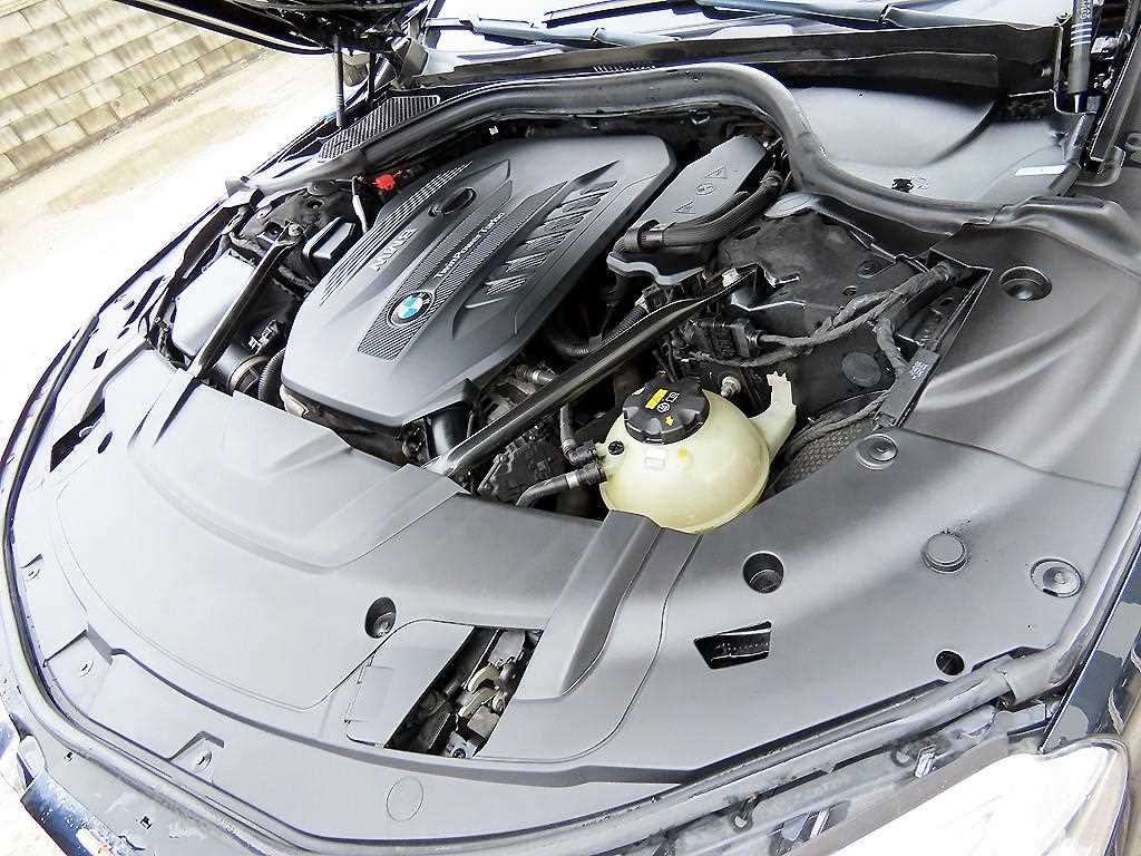 BMW 7-Series — photo 19