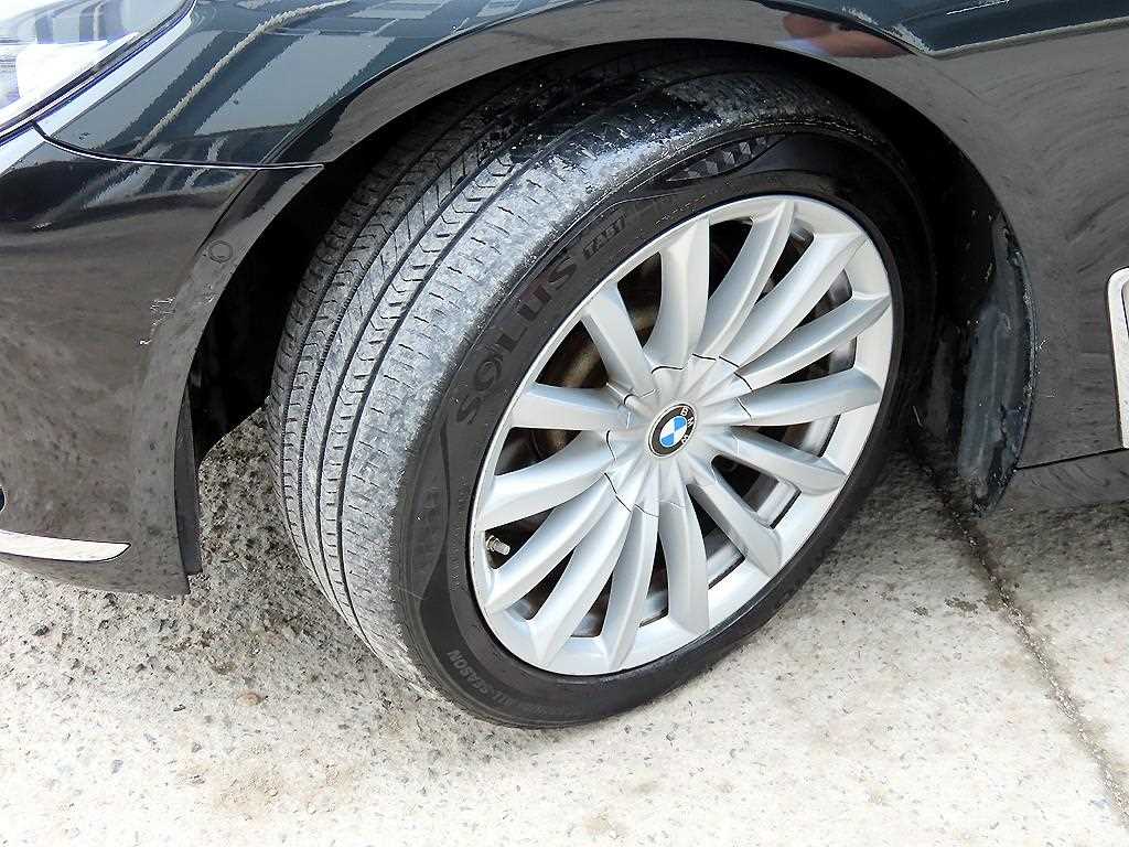 BMW 7-Series — photo 20