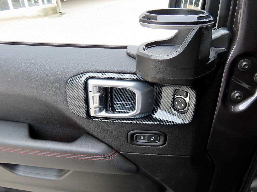 Jeep Wrangler — photo 11