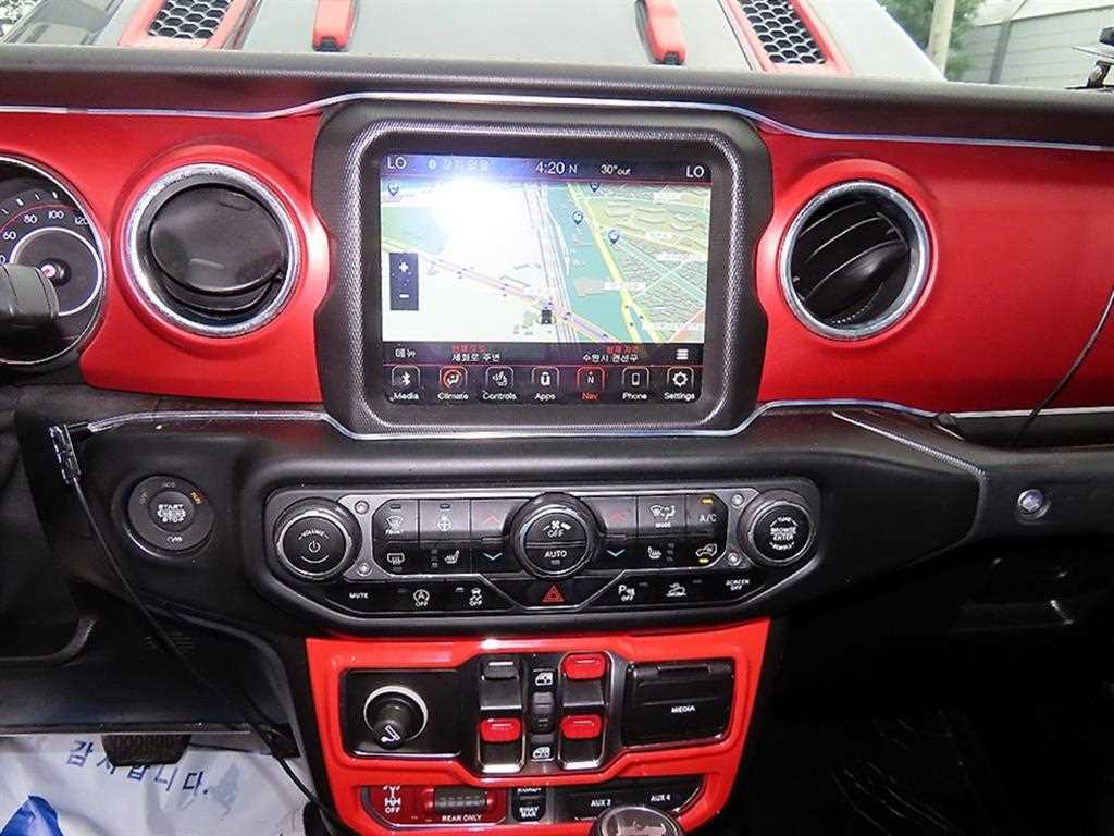 Jeep Wrangler — photo 13