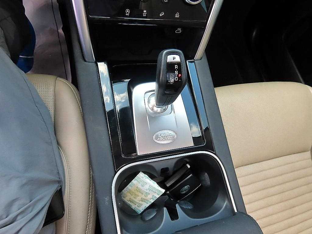 Land Rover Discovery Sport — photo 10