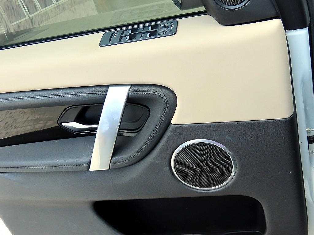 Land Rover Discovery Sport — photo 11