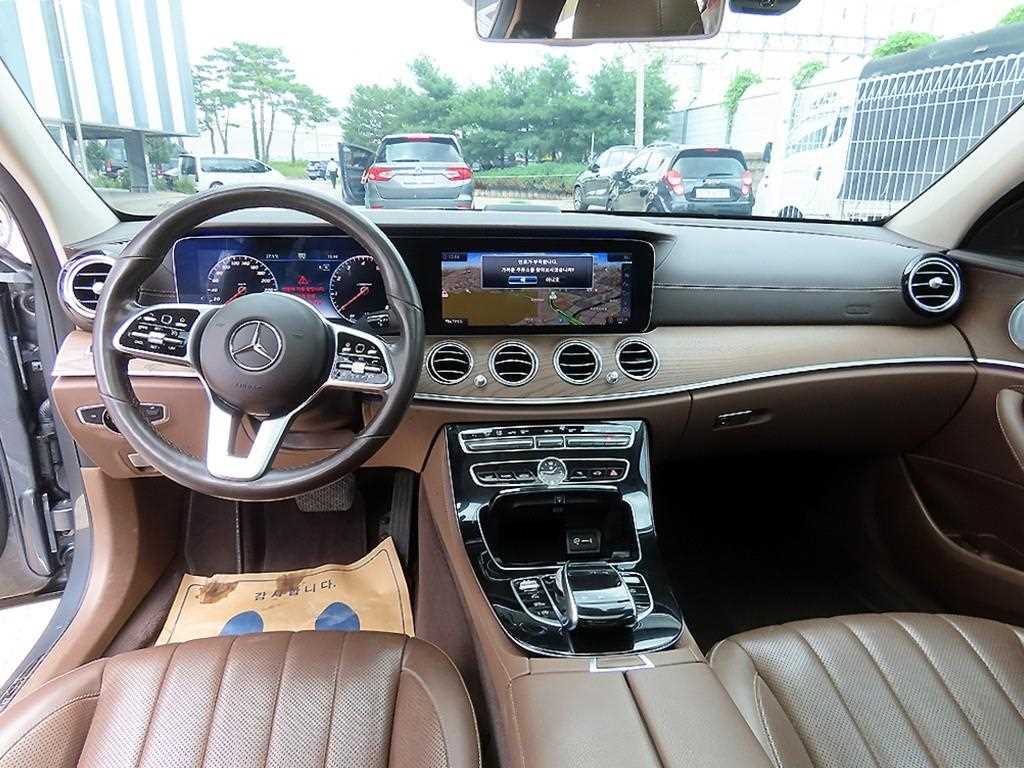 Mercedes-Benz E-Class — photo 07
