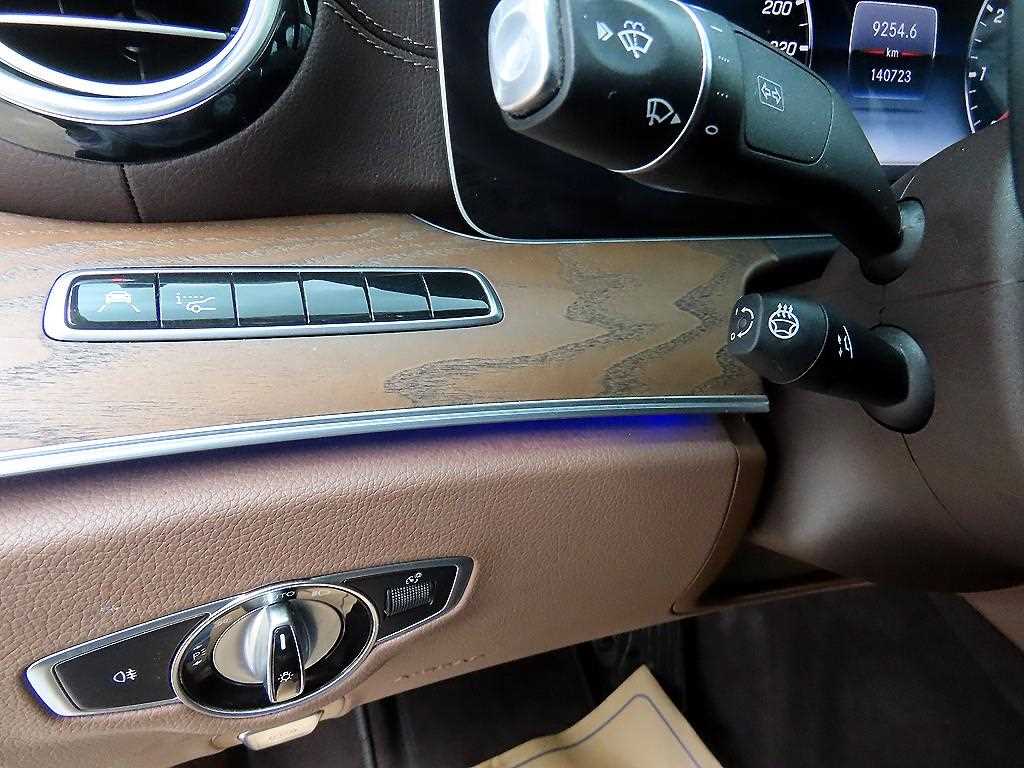 Mercedes-Benz E-Class — photo 12