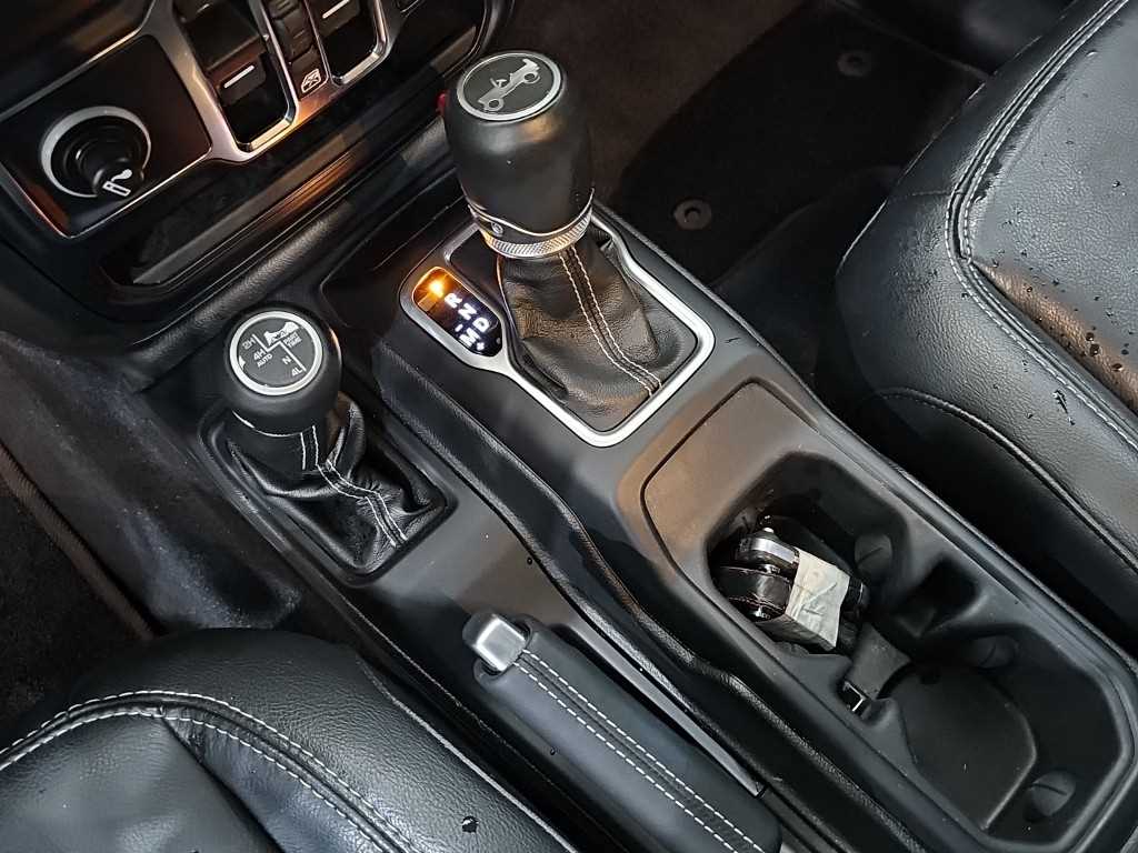 Jeep Wrangler — photo 08