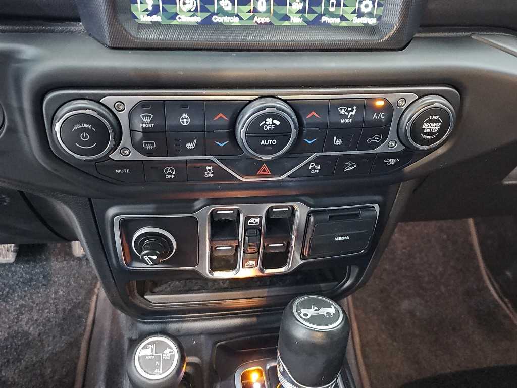 Jeep Wrangler — photo 10