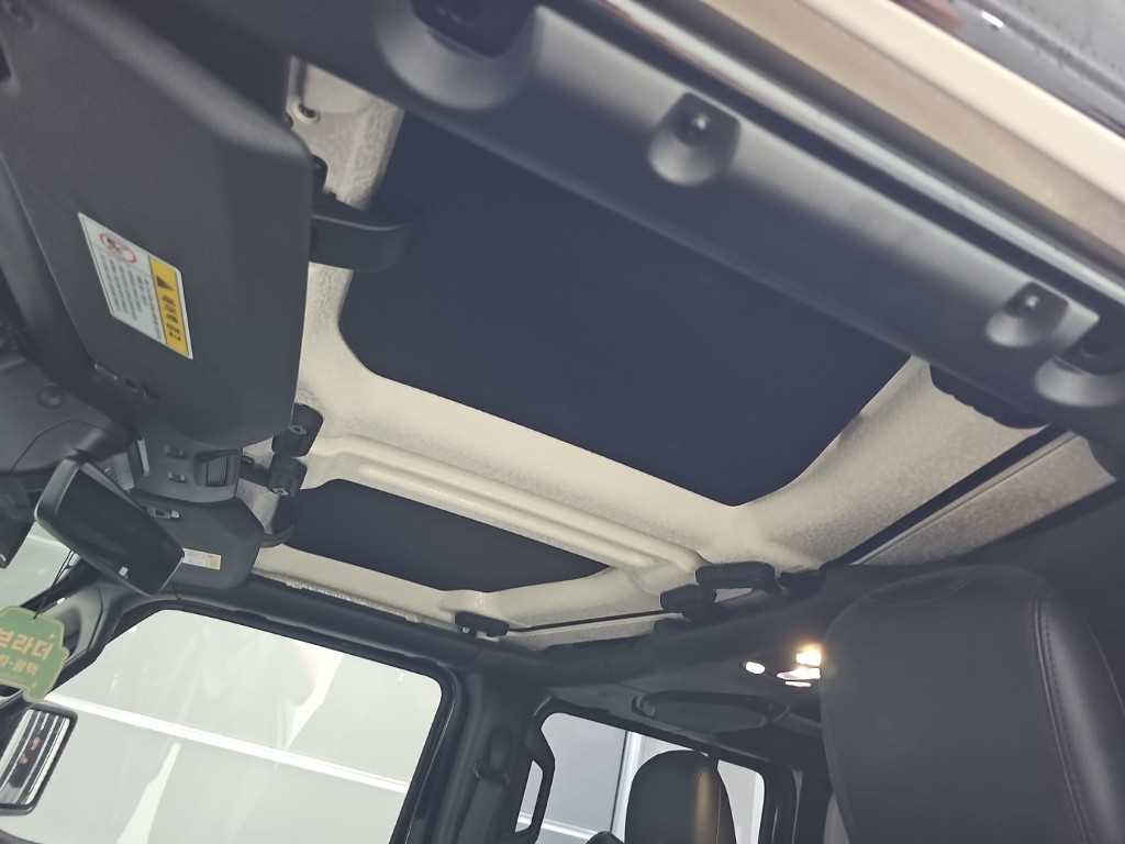 Jeep Wrangler — photo 14