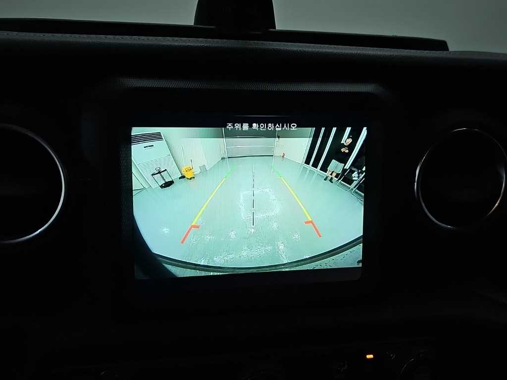 Jeep Wrangler — photo 16
