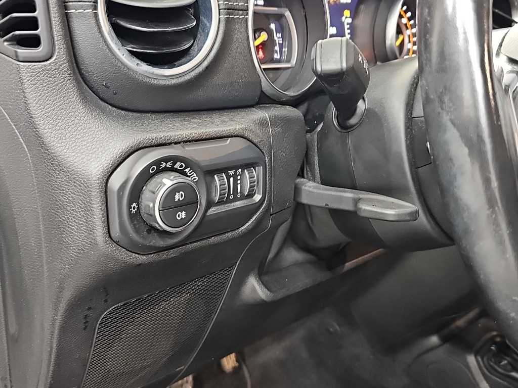 Jeep Wrangler — photo 18
