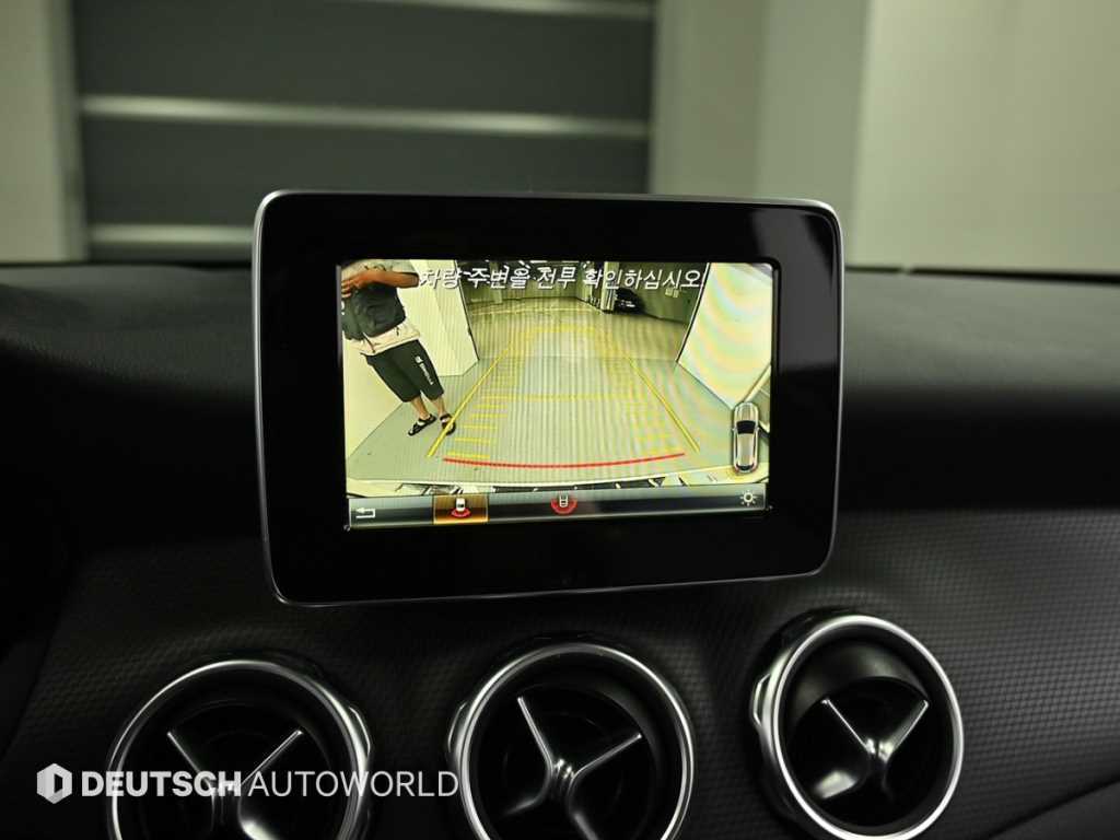 Mercedes-Benz GLA-Class — photo 15