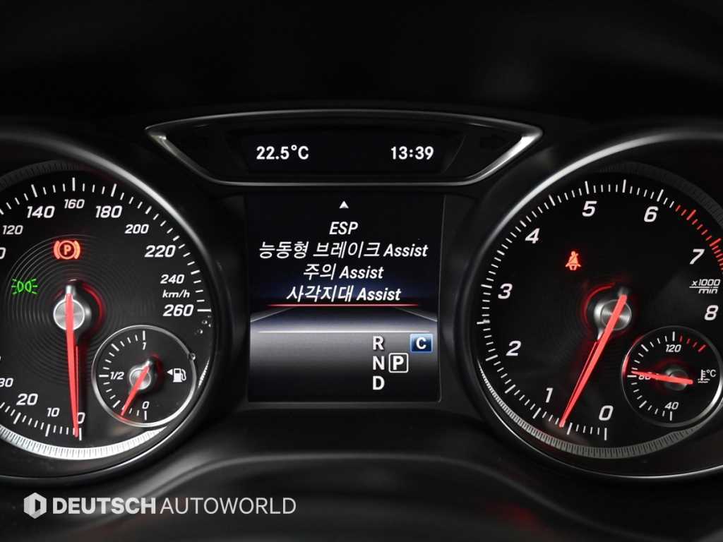Mercedes-Benz GLA-Class — photo 16
