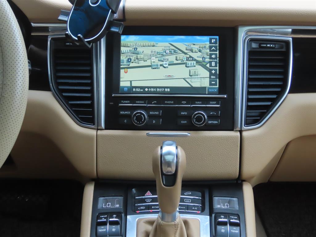 Porsche Macan — photo 11