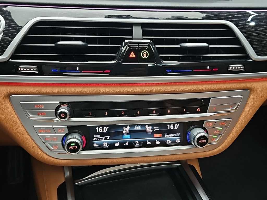 BMW 7-Series — photo 10