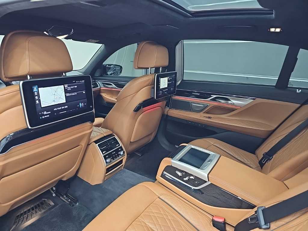BMW 7-Series — photo 14